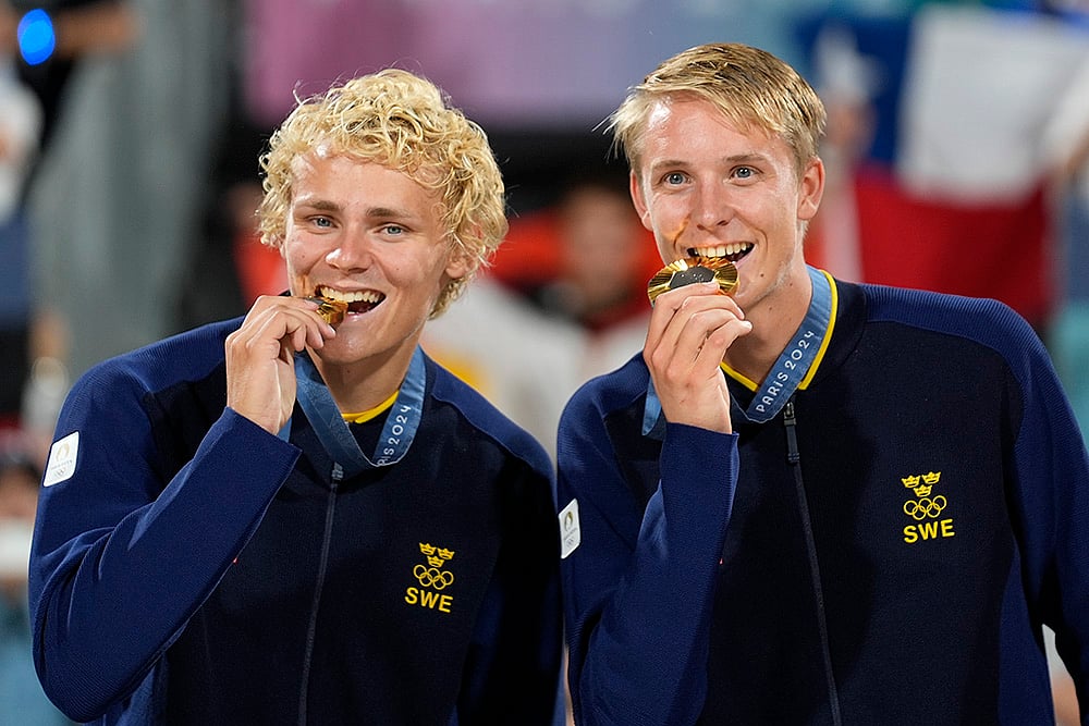 | Photo: AP/Robert F. Bukaty : Paris Olympics Men's beach volleyball: Sweden's David Ahman, left, and Jonatan Hellvig celebrates with their gold medals